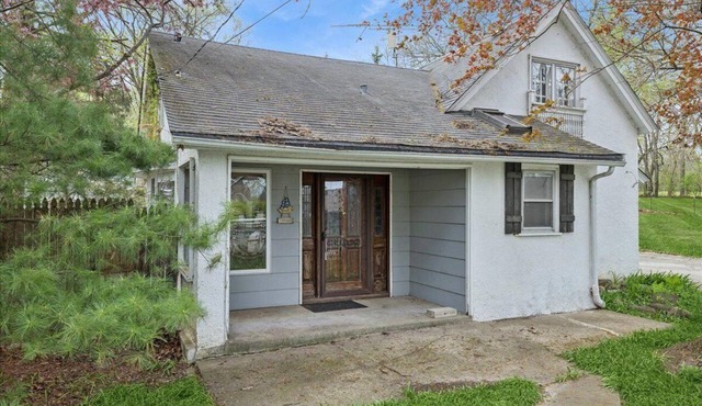 Charming Old World Cottage, Pistakee Bay in McHenry