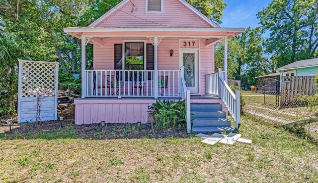 Charming pink 2-bedroom cottage in gorgeous Pensacola with AC