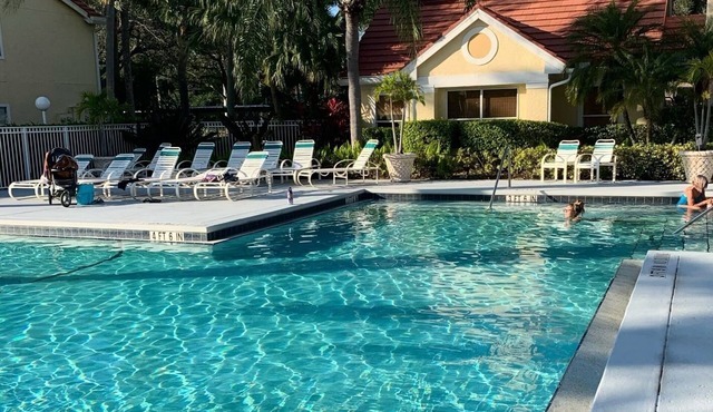 Charming sun filled 2 bed 2 bath condo near restaurants and shopping