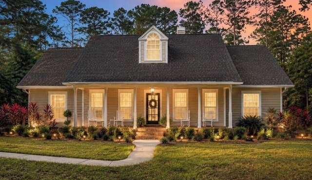 Charming three bedroom woodland retreat with chef kitchen and spa tub. in Gainesville