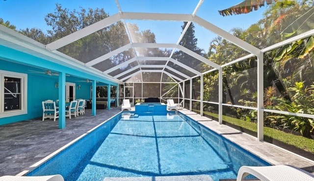 Charming tropical pool home, walk to the beach!