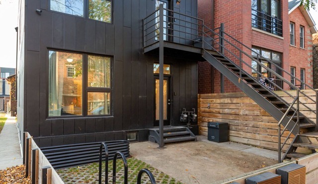 Chic 2-Bed, 2-Bath Flat, Courtyard & Fire Pit in Ukrainian Village, Chicago! in Chicago
