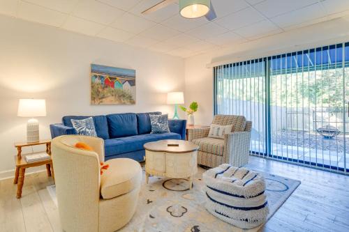 Chic Gulf Breeze Escape w/Pool Access & Courtyard