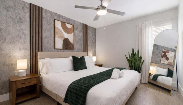 Chic South Tampa Retreat 2 King Beds Pool Gym & Prime Walkable Location