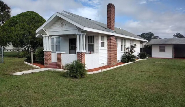Classic Cottage - Cozy 2-bedroom house in delightful Davenport with Fenced Yard