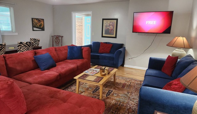Close to Downtown, Restaurants, Markets , Events ,Beaches and Naval Base.