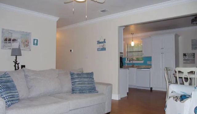 Close to everything! Old Town Bay St Louis, Beach, New Orleans just 45 min away in Waveland
