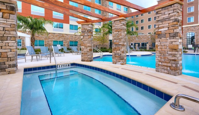 Close to U of Florida. Free Breakfast. Outdoor Pool & Hot Tub. Great for Groups!