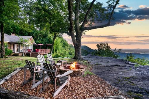 Cloudland Retreat w/Mountain & Valley Views! in Menlo