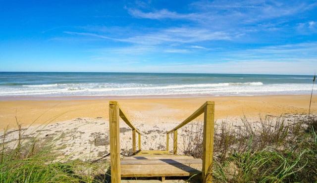 Coastal Canary - Summer at the beach + hot tub!