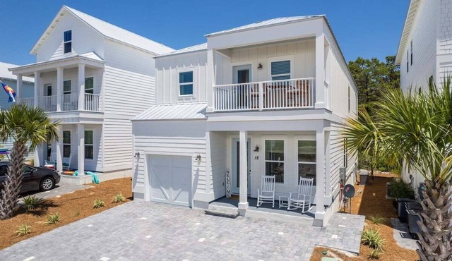 Coastal Chic w Golf Cart, Bikes and Close to Beach