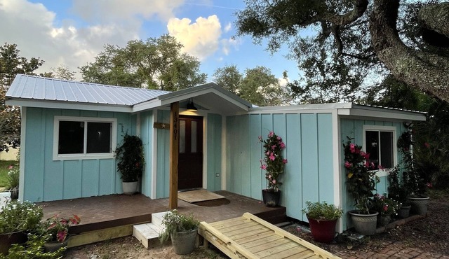 Coastal Cottage Retreat/Foosball table/Firepit/4 min to beach/Pets OK