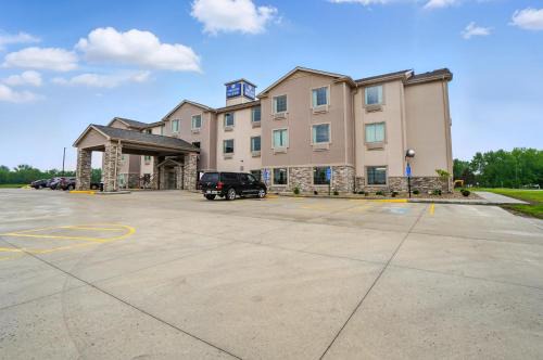 Cobblestone Hotel & Suites - Russells Point at Indian Lake in Russells Point