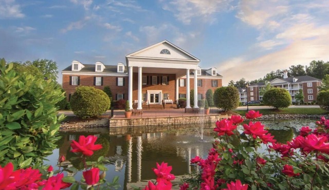Colonial Comfort: 3BR Lock-Off Villa with Fireplace & Full Kitchen in Williamsburg