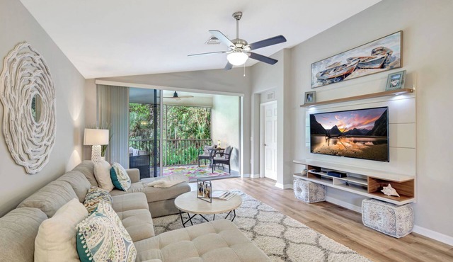 Colonial Country Club: Modern 2BR/2BA Condo in – Pool, Golf, Tennis, Pickleball