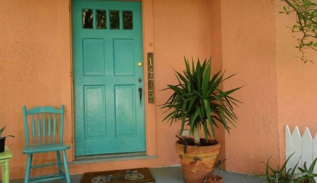 Colorful 2BR/1B close to LSU w/pool