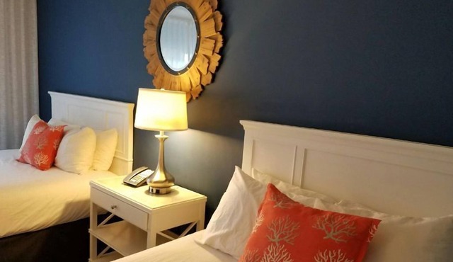 Comfort and Convenience! 4 Relaxing Units, Onsite Tennis Courts, Free Parking in Marathon
