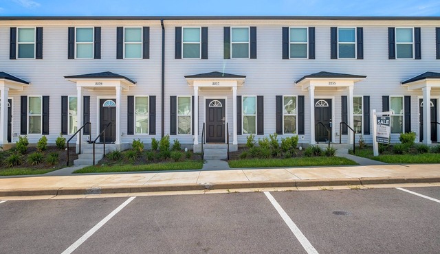Comfortable and Stylish! Del Carmel 3/3 with pool! in Tallahassee