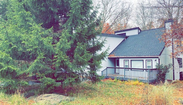 Comfortable house with a private hot tub in Poconos in Bushkill