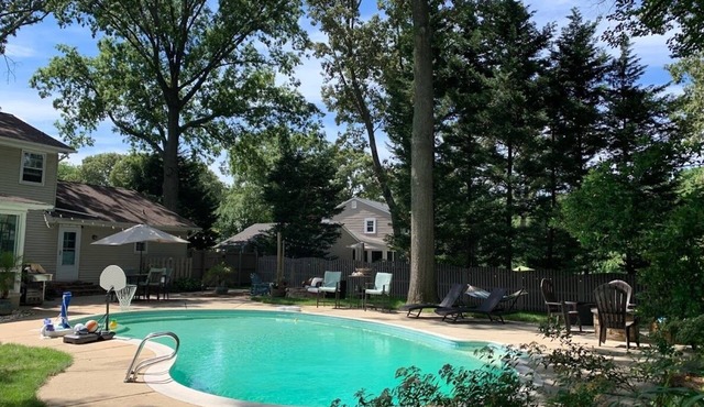 Commissioning Week Escape with Pool and Beautiful 4 Seasons room in Edgewater
