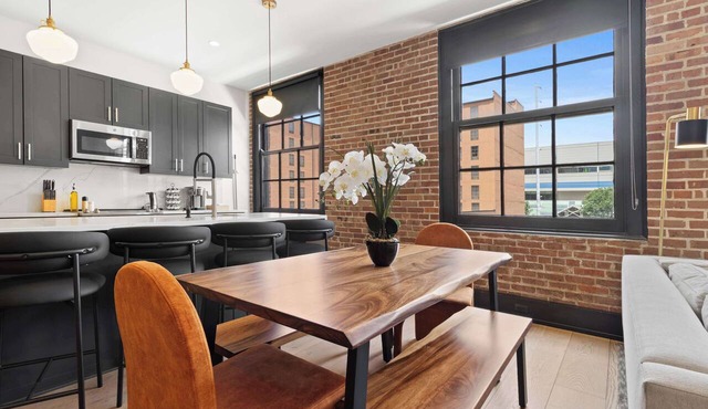 Connecting 6 Bedroom W/2 Living Rooms Sleeps 16 in New Orleans