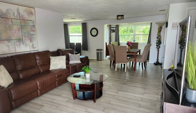 Convenient close to the sun and fun 3 bed home!