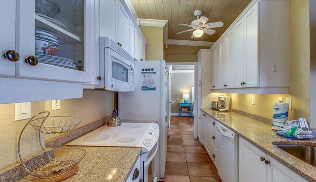Convenient cottage with pool - easy access to trolley stops & the beach in Holmes Beach