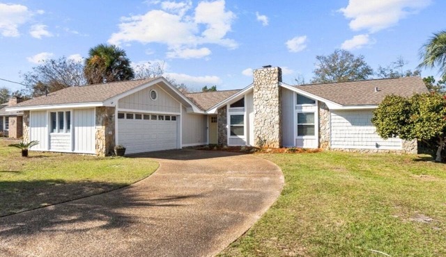 Convenient to everything. Minutes to beaches, dining and shopping.