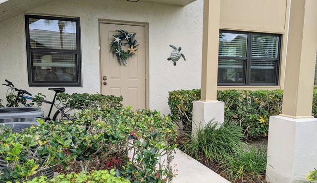 “Cottage-Like” 2 Beds/2 Bath Condo Close To Beaches & The Heart Of ‘Old Stuart' in Stuart