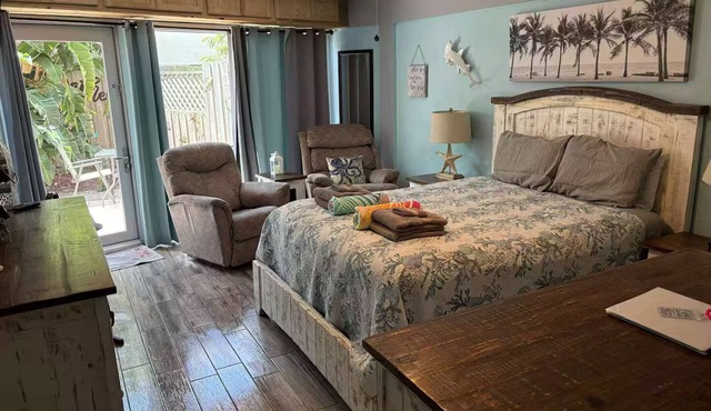 Couples Den ~ Ocean Front Complex ~ Pool Open in Daytona Beach