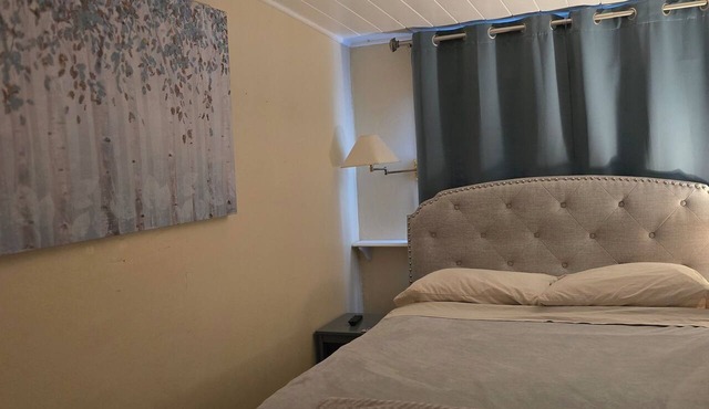 Cozy 1/1 Historic Retreat -Walk to Dining & Beach in Lake Worth Beach