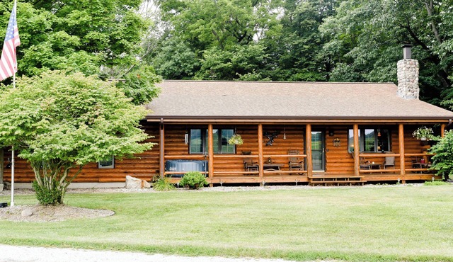 Cozy 1-bedroom log home in scenic rural Carroll County-Delphi in Delphi