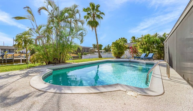 Cozy 1960s home with heated pool, city & canal located