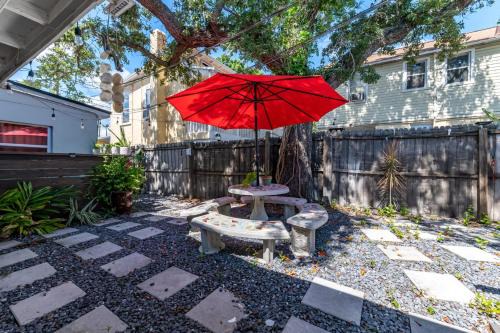 Cozy 1BR Courtyard + Shared Deck