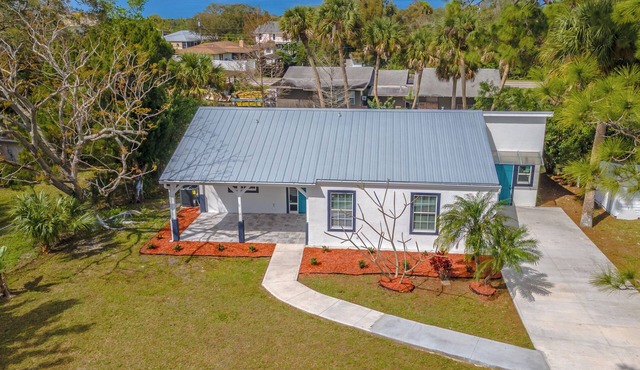 Cozy 2-bedroom house in charming lake Poinsett Cocoa Fl with AC, Wi-Fi