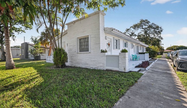 Cozy 2-bedroom house in lovely Hollywood with AC