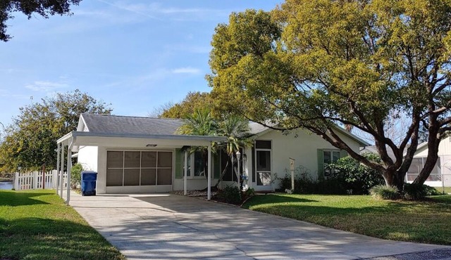 Cozy 2-bedroom house, close to beaches, restaurants and lots of activities