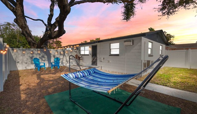 Cozy 2BR, 10 min to Downtown & Beaches. Fenced Yard + Hammock