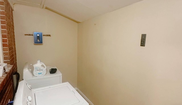Cozy 2BR Cottage Minutes to Beach, Downtown & NAS