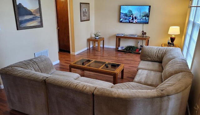 Cozy and Spacious-4 Bedrooms Townhouse in Lexington