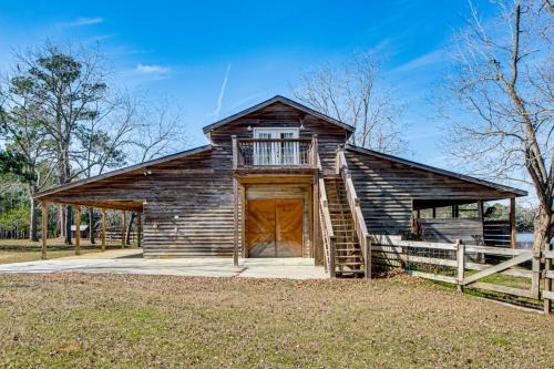 Cozy Barn Apt w/5-Acre Pond in South Georgia! in Doerun