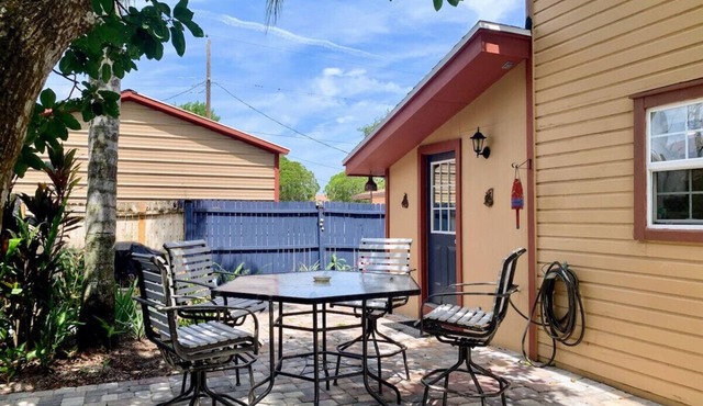 Cozy Bungalow - 5 mi Legoland & 0.5 mi Dwntwn