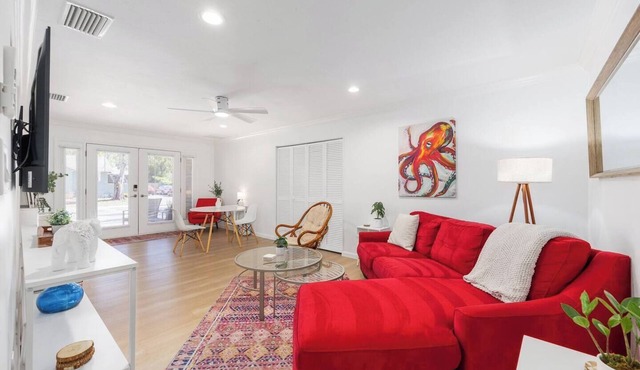 Cozy Bungalow Near Siesta Key and Downtown