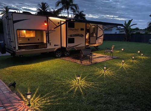 Cozy Camper with Private Entrance - Free Parking