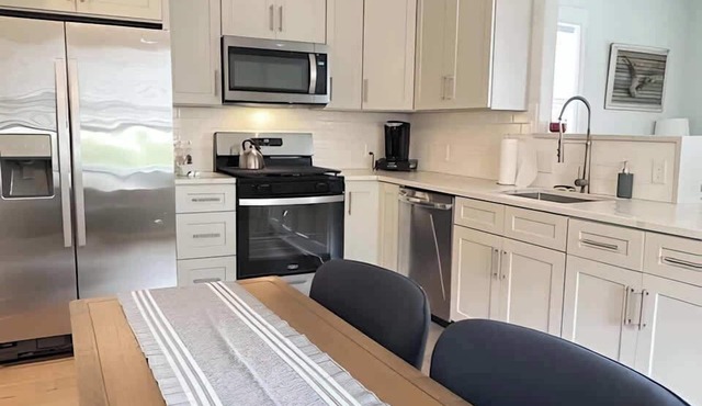 Cozy Downtown Cottage! Dogs Welcomed!