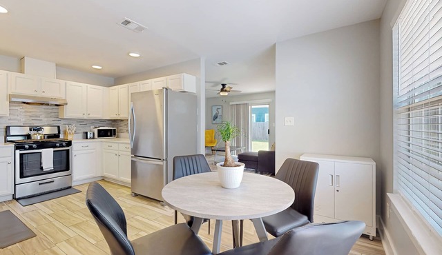 Cozy Duplex Spacious Close to Everything