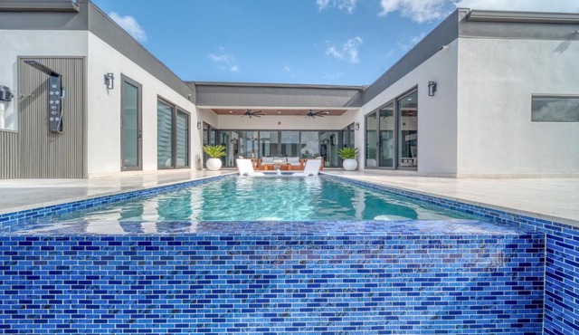 Cozy Modern Villa - Heated Pool & Spa - BBQ - Water View