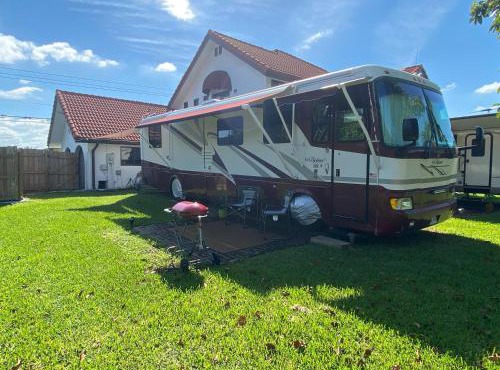 Cozy Motorhome with Free Parking & Private Entrance