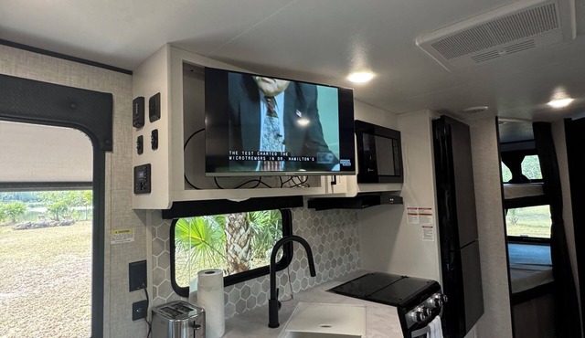 Cozy New Camper on Lake Front with access to fishing in Clewiston