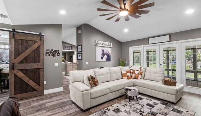 Cozy Retreat near World Equestrian Center and Devils Den -Equine/Pet Friendly